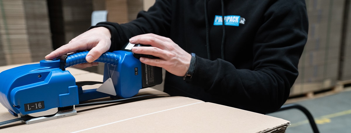 Omsnoeren, omwikkelen, beveiligen en markeren van pallets in jouw magazijn